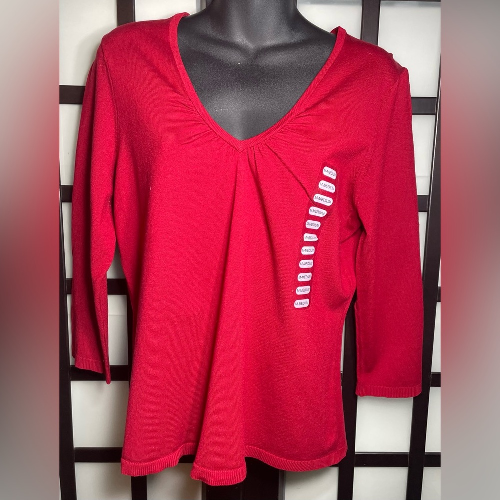 Woman’s Red Quarter Sleeve V Neck Top | Medium